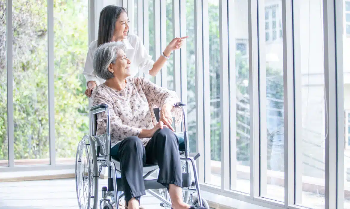 Senior lourdement handicapé : est-il possible de le maintenir à domicile ?