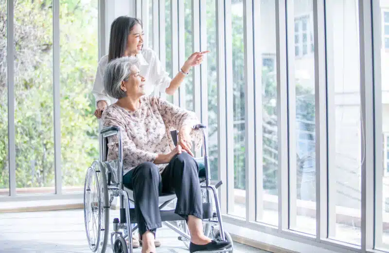 Senior lourdement handicapé : est-il possible de le maintenir à domicile ?