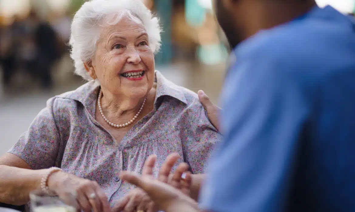 Personne âgée vivant seule : comment l’assister et la soutenir ?