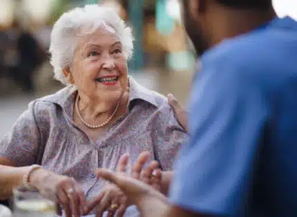 Personne âgée vivant seule : comment l’assister et la soutenir ?