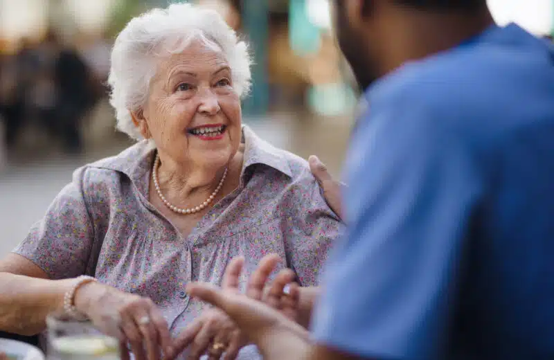 Personne âgée vivant seule : comment l’assister et la soutenir ?