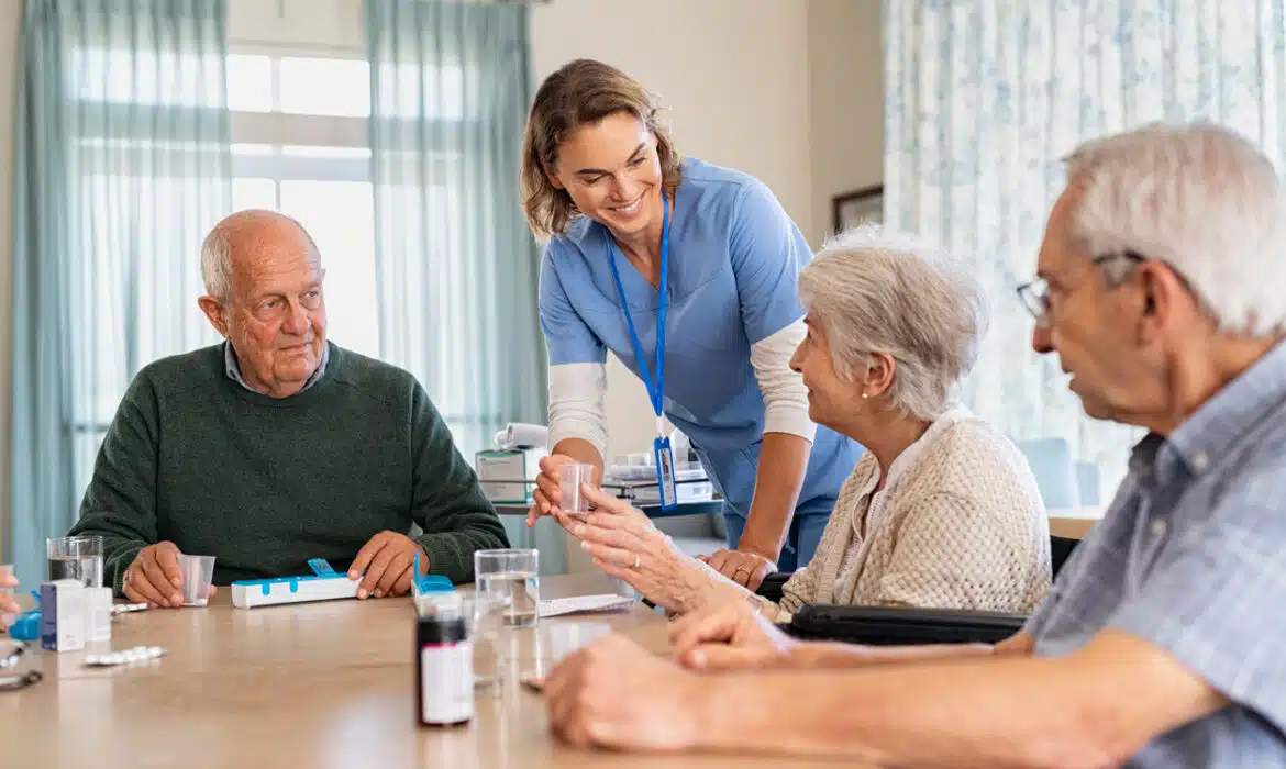 Comment la socialisation des seniors est-elle favorisée dans les résidences ?