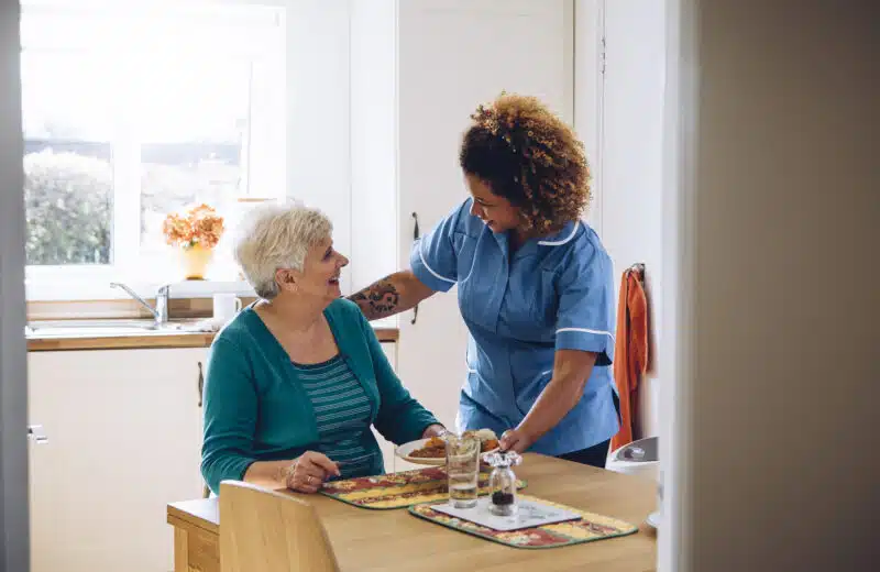 Aide à domicile ou téléassistance, que choisir ?