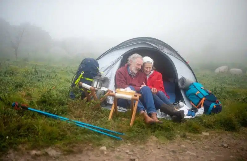 Les bénéfices du voyage en groupe pour les seniors : se divertir, se reposer et tisser des liens