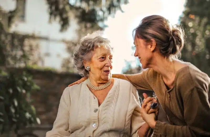 Les avantages méconnus des associations et groupes de soutien pour les seniors