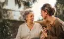 Maintenir un lien social pour les seniors : un enjeu essentiel pour leur bien-être