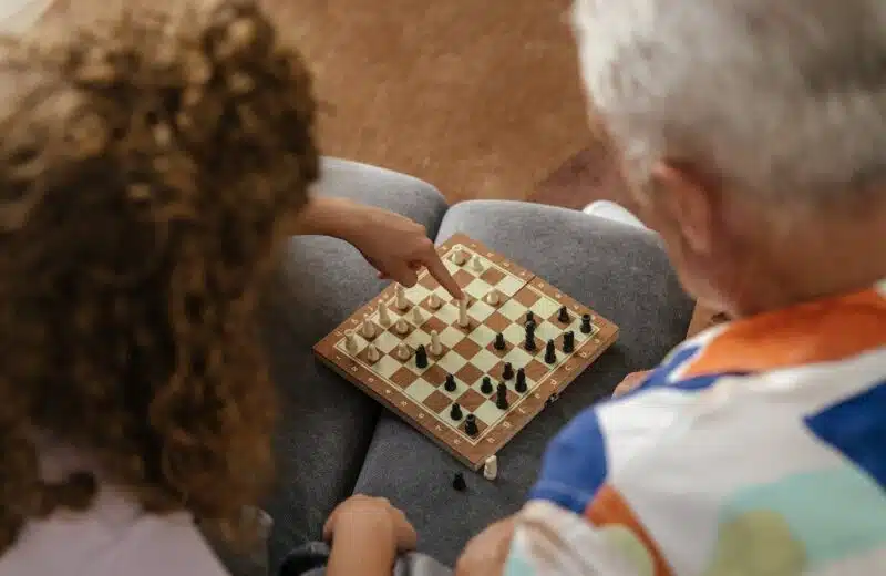 Les jeux de société pour stimuler et divertir les seniors