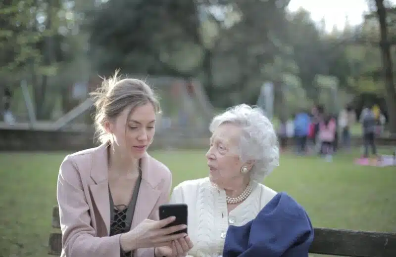 Découvrez les meilleurs loisirs et hobbies adaptés aux seniors pour égayer leur quotidien