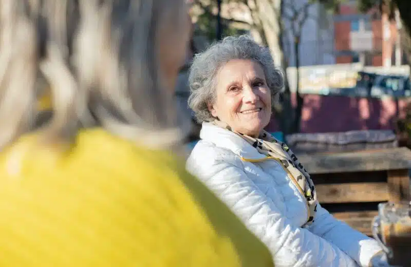 Voyager et découvrir le monde en toute sérénité : les conseils pour les seniors