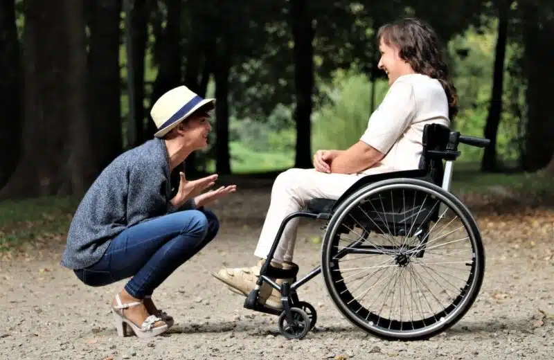 Les critères essentiels pour sélectionner le fauteuil roulant adapté aux seniors