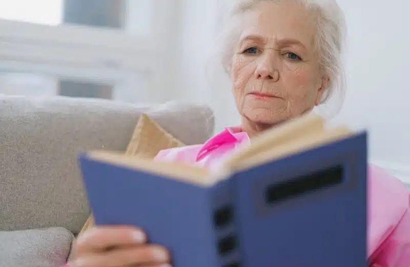 Les nombreux avantages de la lecture pour les personnes âgées