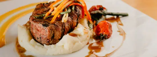 Steak avec sa purée de pommes de terre dans un restaurant traditionnel, article sur la résidence services Beaune Villa Médicis et son restaurant Le Médicis