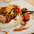 Steak avec sa purée de pommes de terre dans un restaurant traditionnel, article sur la résidence services Beaune Villa Médicis et son restaurant Le Médicis