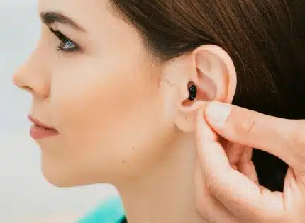 Comment mettre un appareil auditif dans l’oreille ?