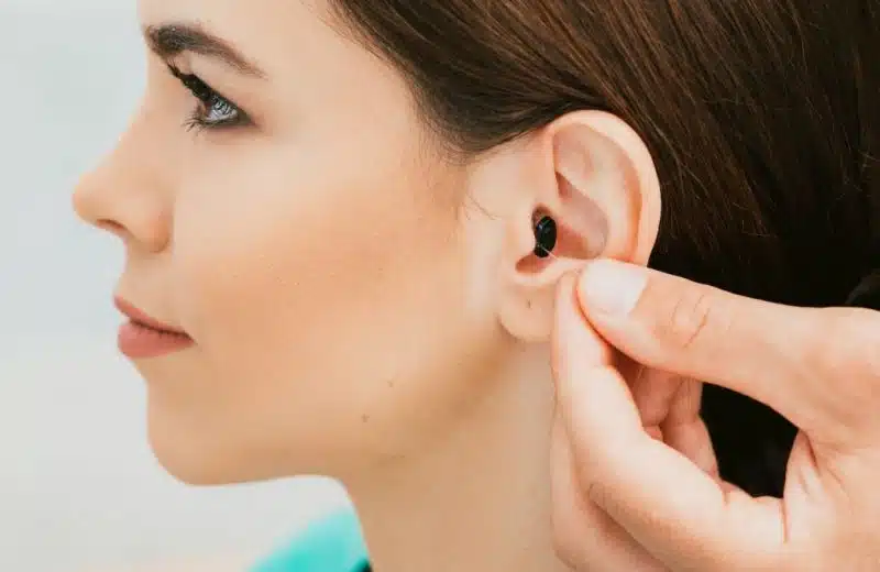 Comment mettre un appareil auditif dans l’oreille ?