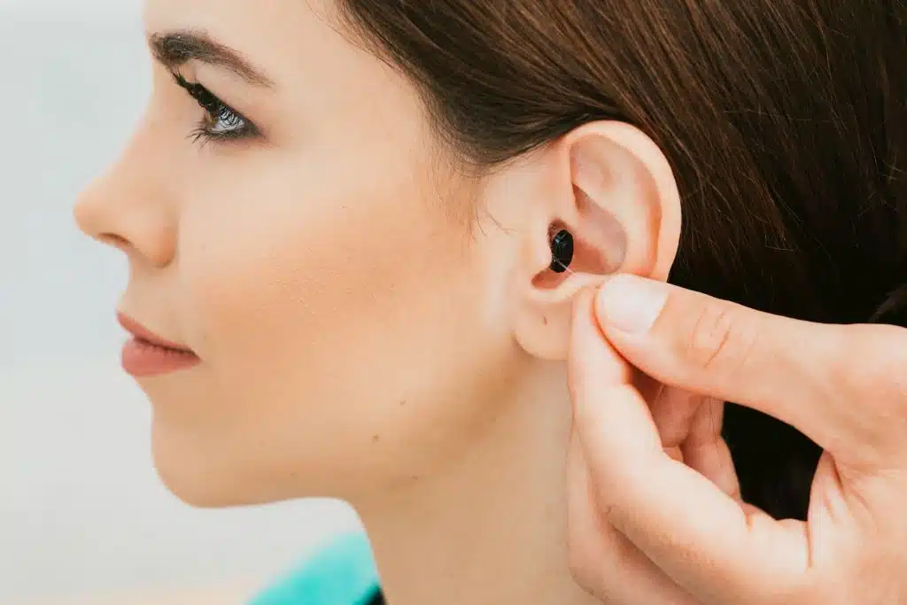 Comment mettre un appareil auditif dans l’oreille ?