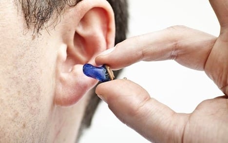 Comment mettre un appareil auditif dans l’oreille ?