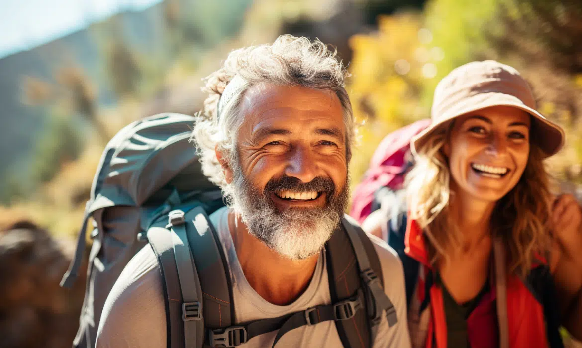 Randonnée pour seniors célibataires : rencontres et nature en club