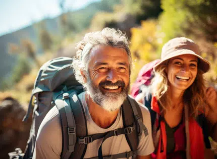 Randonnée pour seniors célibataires : rencontres et nature en club