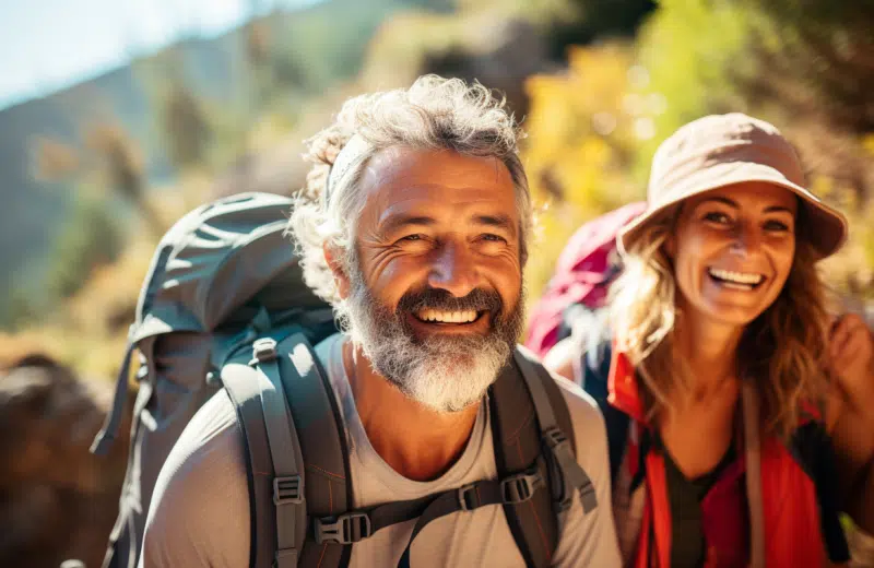 Randonnée pour seniors célibataires : rencontres et nature en club