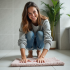 Jeune femme posant un tapis de bain dans la salle de bain