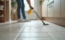 Marcher en sécurité sur carrelage : des astuces simples pour éviter de glisser