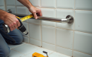 Poser une barre d’appui dans les toilettes : étapes et conseils pratiques