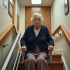 Femme agee en fauteuil roulant sur un monte-escalier intérieur