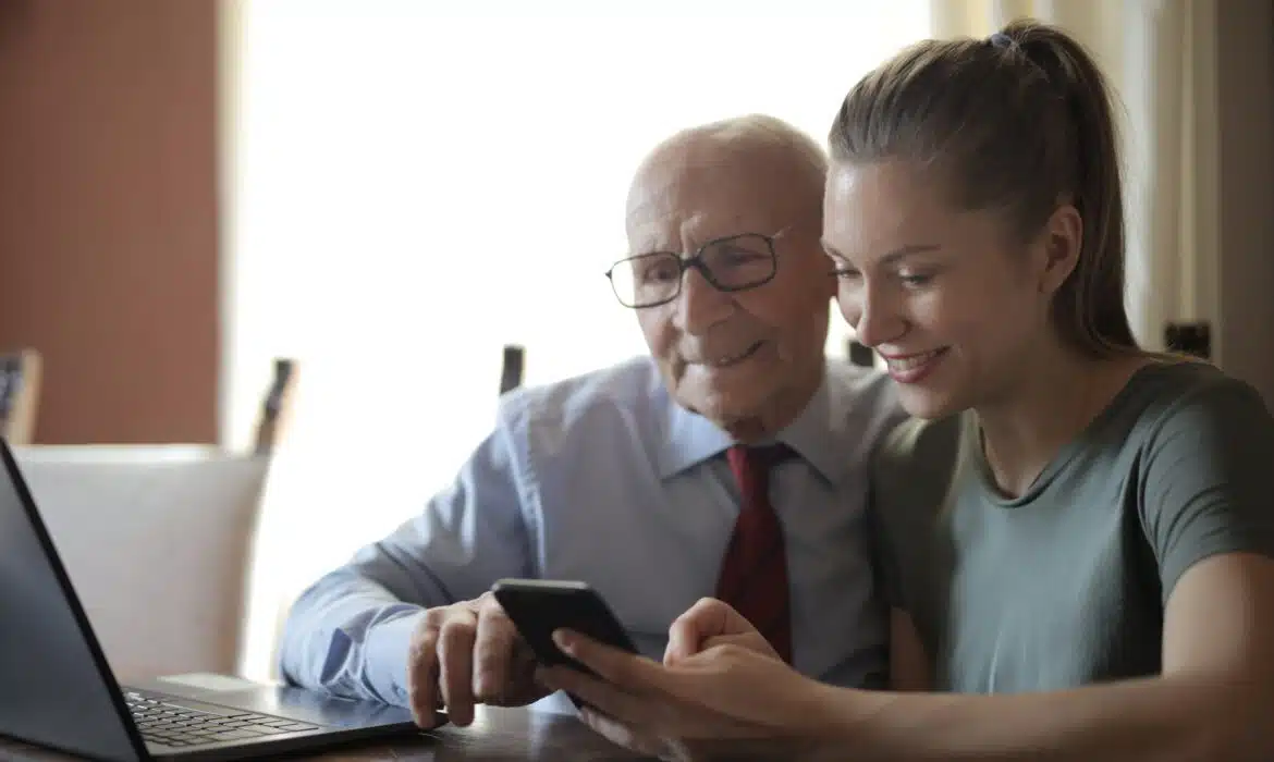 Les avantages insoupçonnés des nouvelles technologies pour les seniors en retraite