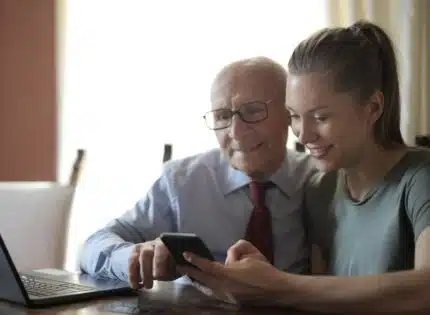 Les avantages insoupçonnés des nouvelles technologies pour les seniors en retraite