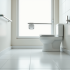 Salle de bain moderne avec toilette ergonomique et barres d'appui
