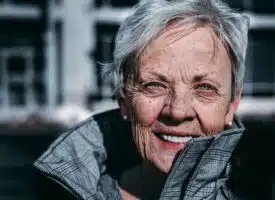 une femme senior souriante