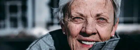 une femme senior souriante