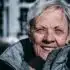 une femme senior souriante