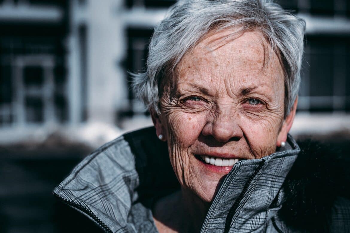 une femme senior souriante
